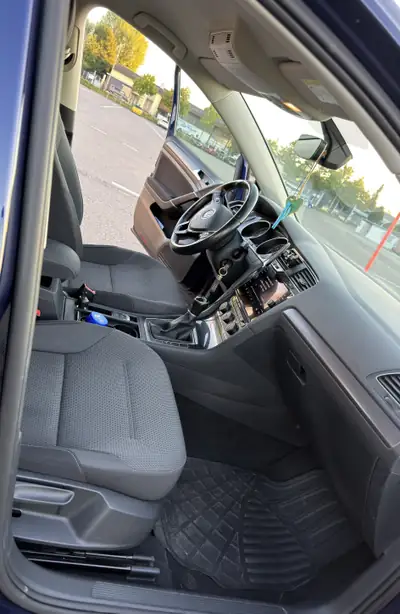VW Golf 1.0 TSI Trendline — Citadine économique, entretenue et polyvalente — interior