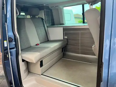 VW T6 California TDI — Le camping-car compact pour l'aventure en toute liberté — Heckansicht