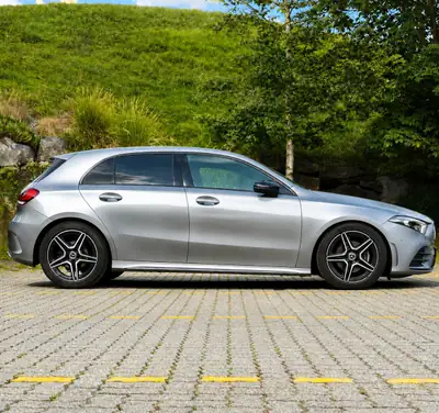 Mercedes-Benz Classe A 180 d Night Star AMG Line — Berline compacte premium, 80'000 km, sans sinistre — side view