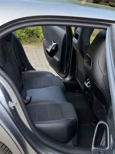 Mercedes-Benz Classe A 180 d Night Star AMG Line — Berline compacte premium, 80'000 km, sans sinistre — dashboard
