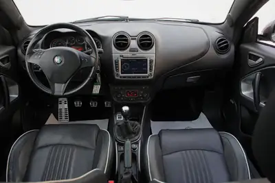 Alfa Romeo MiTo 1.4 TB Quadrifoglio Verde — Citadine sportive affûtée, peu kilométrée — Miniature 11
