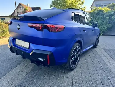 BMW X2 M35i M Sport Pro 2024 — Performance sportive et technologie M avec faible kilométrage — Seitenansicht
