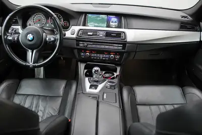 BMW M5 Competition Drivelogic — V8 575 ch, Tibaissement H&R, Prestige affirmé — Miniature 11