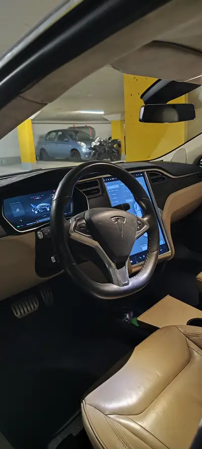Tesla Model S D85 Performance — SUV électrique haute performance, 185 000 km — rear view