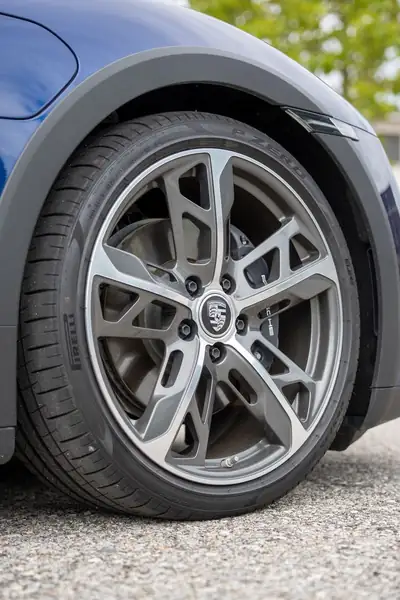 Porsche Taycan 4 Cross Turismo — Électrique 476 ch, Swiss Package complet, 25 000 km — fianco