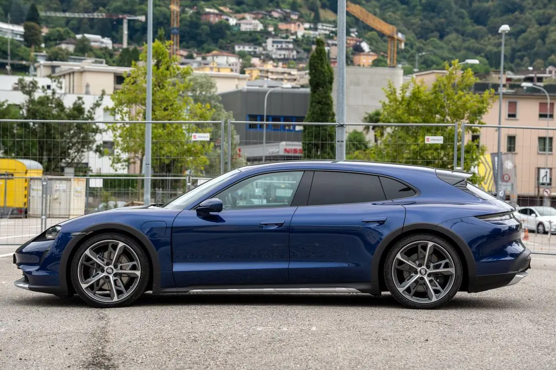 Porsche Taycan 4 Cross Turismo — Électrique 476 ch, Swiss Package complet, 25 000 km