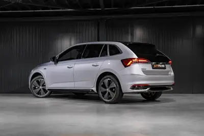 Skoda Scala 1.5 TSI Monte Carlo — Berline compacte neuve avec toit panoramique et technologie sans fil — Seitenansicht