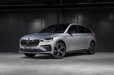 Skoda Scala 1.5 TSI Monte Carlo — Berline compacte neuve avec toit panoramique et technologie sans fil — Außenansicht