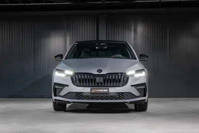 Skoda Scala 1.5 TSI Monte Carlo — Berline compacte neuve avec toit panoramique et technologie sans fil — Heckansicht