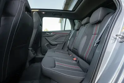 Skoda Scala 1.5 TSI Monte Carlo — Berline compacte neuve avec toit panoramique et technologie sans fil — Miniatur 11