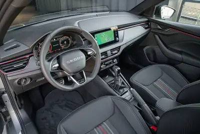 Skoda Scala 1.5 TSI Monte Carlo — Berline compacte neuve avec toit panoramique et technologie sans fil — Miniatur 12