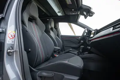 Skoda Scala 1.5 TSI Monte Carlo — Berline compacte neuve avec toit panoramique et technologie sans fil — Miniatur 10