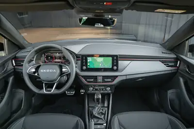 Skoda Scala 1.5 TSI Monte Carlo — Berline compacte neuve avec toit panoramique et technologie sans fil — Miniatur 14