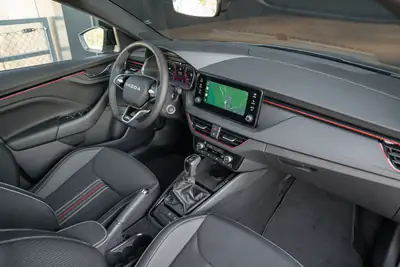Skoda Scala 1.5 TSI Monte Carlo — Berline compacte neuve avec toit panoramique et technologie sans fil — Miniatur 13