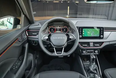 Skoda Scala 1.5 TSI Monte Carlo — Berline compacte neuve avec toit panoramique et technologie sans fil — Miniatur 15