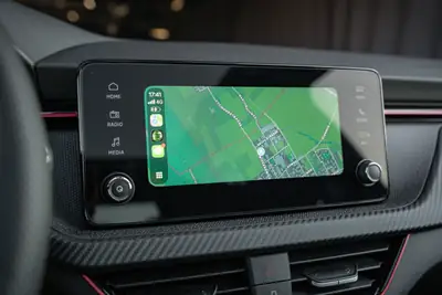 Skoda Scala 1.5 TSI Monte Carlo — Berline compacte neuve avec toit panoramique et technologie sans fil — Miniatur 17