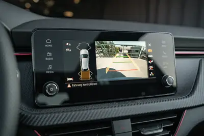 Skoda Scala 1.5 TSI Monte Carlo — Berline compacte neuve avec toit panoramique et technologie sans fil — Miniatur 18