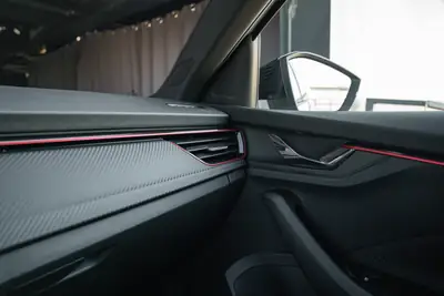 Skoda Scala 1.5 TSI Monte Carlo — Berline compacte neuve avec toit panoramique et technologie sans fil — Miniatur 20