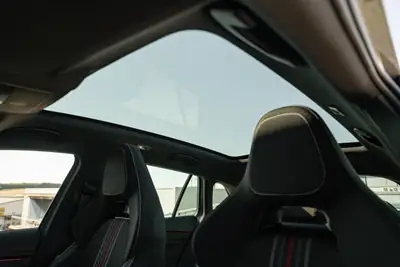 Skoda Scala 1.5 TSI Monte Carlo — Berline compacte neuve avec toit panoramique et technologie sans fil — Miniatur 21