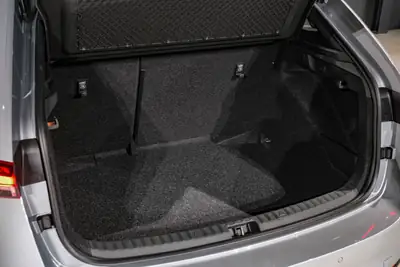 Skoda Scala 1.5 TSI Monte Carlo — Berline compacte neuve avec toit panoramique et technologie sans fil — Miniatur 22