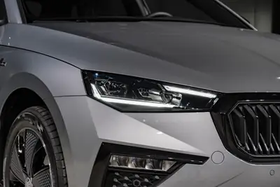 Skoda Scala 1.5 TSI Monte Carlo — Berline compacte neuve avec toit panoramique et technologie sans fil — Miniatur 24
