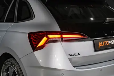 Skoda Scala 1.5 TSI Monte Carlo — Berline compacte neuve avec toit panoramique et technologie sans fil — Miniatur 25