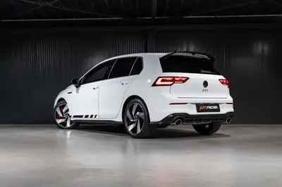 VW Golf 2.0 TSI GTI Clubsport DSG — Performance 301 ch, boîte auto, seulement 20'750 km — côté