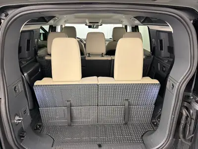 Land Rover Defender 110 3.0 DI6 300 SE — SUV 7 places, 300 ch, première main avec garantie 5 ans — Miniature 10