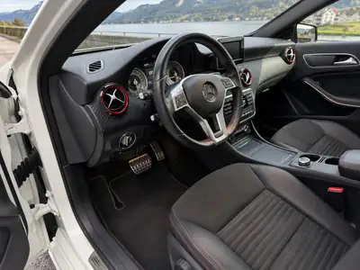 Mercedes-Benz A 250 Sport — Berline compacte premium, entretien récent et sans sinistre — Innenraum