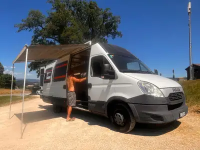 IVECO Daily 2.3 HPI 126 — Aménagement camping intégral, prêt à l'aventure — vue extérieure