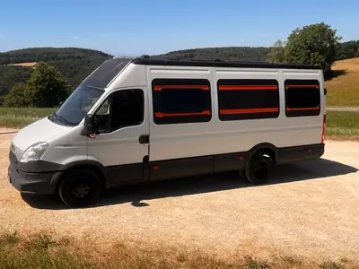 IVECO Daily 2.3 HPI 126 — Aménagement camping intégral, prêt à l'aventure — côté