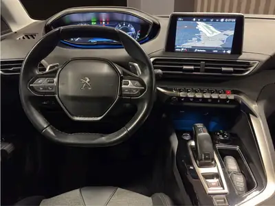 Peugeot 3008 1.2 PureTech Allure EAT — SUV compact dynamique, transmission fluide — Armaturenbrett