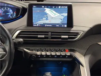 Peugeot 3008 1.2 PureTech Allure EAT — SUV compact dynamique, transmission fluide — Detail