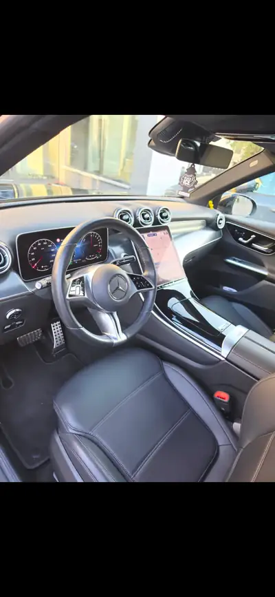 Mercedes-Benz GLC 300 e Avantgarde 4MATIC — SUV hybride rechargeable, 29 000 km seulement — interior
