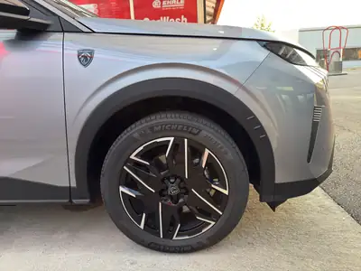 Peugeot 5008 145 Hybrid e-DCS6 GT — SUV 7 places écologique et spacieux — Miniature 28