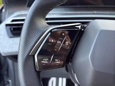 Peugeot 5008 145 Hybrid e-DCS6 GT — SUV 7 places écologique et spacieux — Miniature 32