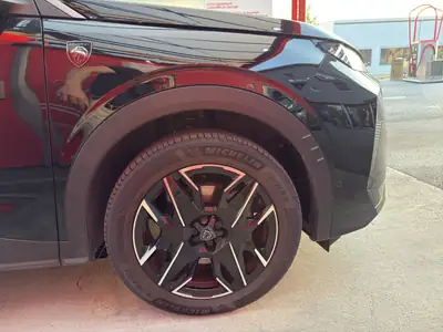 Peugeot 5008 145 Hybrid e-DCS6 GT — SUV 7 places écologique et spacieux — Miniature 28