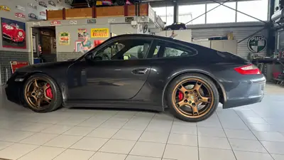Porsche 911 Carrera 4S 2005 — Coupé sportif légendaire, 355 ch et transmission manuelle — rear view