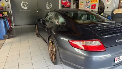 Porsche 911 Carrera 4S 2005 — Coupé sportif légendaire, 355 ch et transmission manuelle — side view