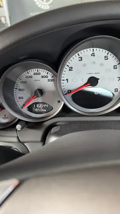 Porsche 911 Carrera 4S 2005 — Coupé sportif légendaire, 355 ch et transmission manuelle — dashboard
