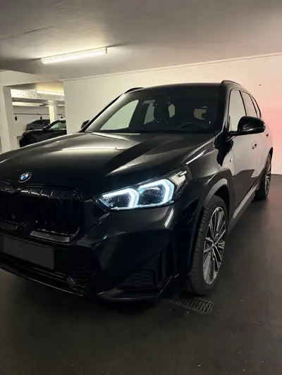 BMW X1 xDrive 23i M Sport — SUV compact hybride, 77'000 km, sans accident — side view