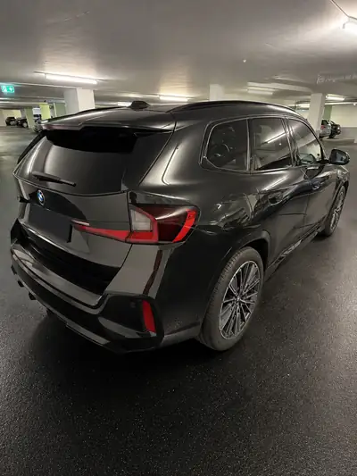 BMW X1 xDrive 23i M Sport — SUV compact hybride, 77'000 km, sans accident — rear view