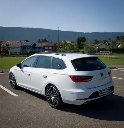 SEAT Leon ST Cupra 300 4Drive DSG — Break sportif haute performance, transmission intégrale — Heckansicht