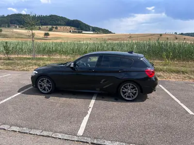 BMW M135i xDrive 2015 — Berline sport haute performance, 326 ch et transmission intégrale — side view