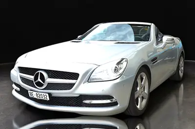 Mercedes-Benz SLK 200 BlueEfficiency — Cabriolet sportif, 34 600 km seulement — side view