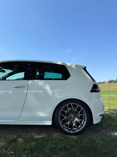 VW Golf R — Sportive compacte 301 ch, boîte manuelle authentique — rear view