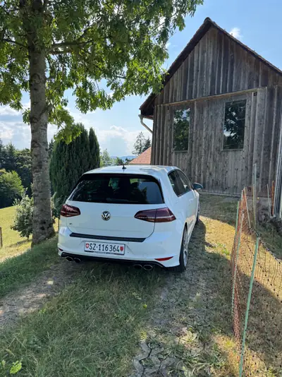 VW Golf R — Sportive compacte 301 ch, boîte manuelle authentique — side view