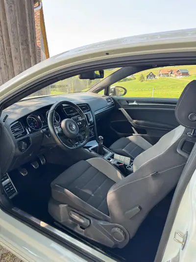 VW Golf R — Sportive compacte 301 ch, boîte manuelle authentique — interior