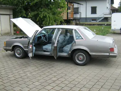 Pontiac Grand LeMans 1979 — Berline américaine classique, moteur fiable et design rétro — rear view