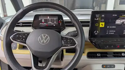 VW ID.Buzz 77kWh Pro — Le minivan électrique rétro-futuriste, 35'000 km seulement — rear view